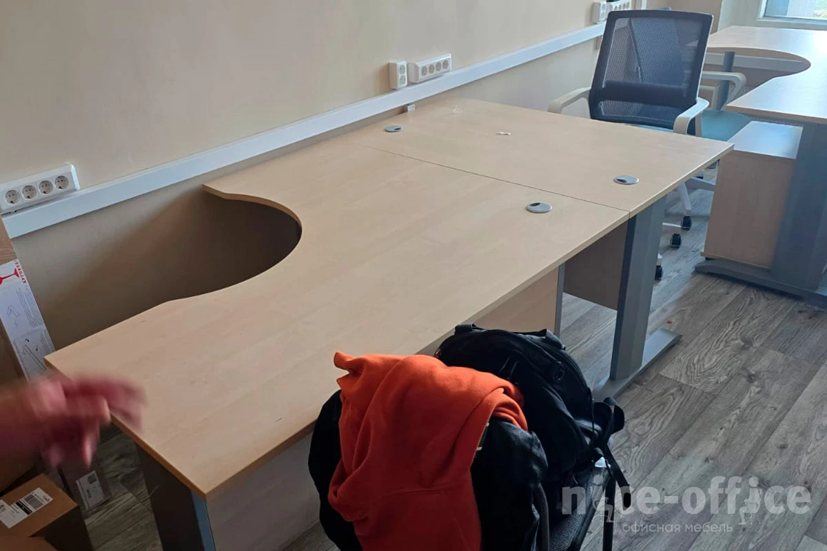 Стол офисный угловой левый металлокаркас 1600x1200x755 Riva фото в интерьере 1